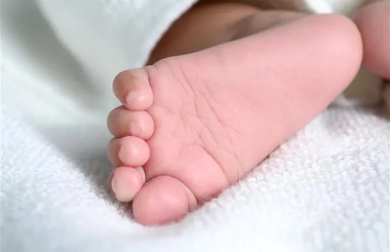 Mulher deixa bebê de 3 meses com outros dois filhos sozinhos em casa para ir à festa em Manaus