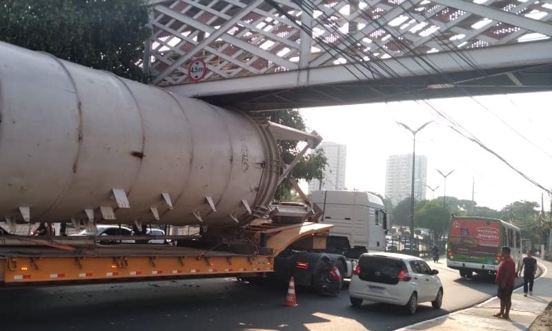 Carreta quase leva passarela do Shopping Ponta Negra e deixa trânsito engarrafado; veja vídeo