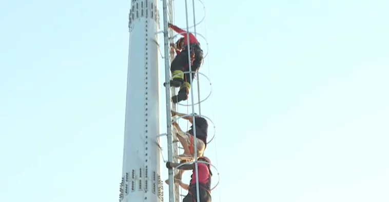 Homem fica preso no alto de torre ao subir para roubar fios em Manaus