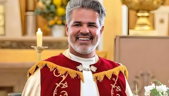 Padre é afastado após vazamento de fotos íntimas