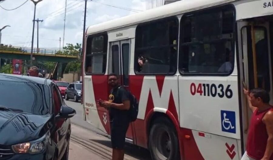 Idosa fica ferida durante assalto à ônibus na Zona Sul de Manaus