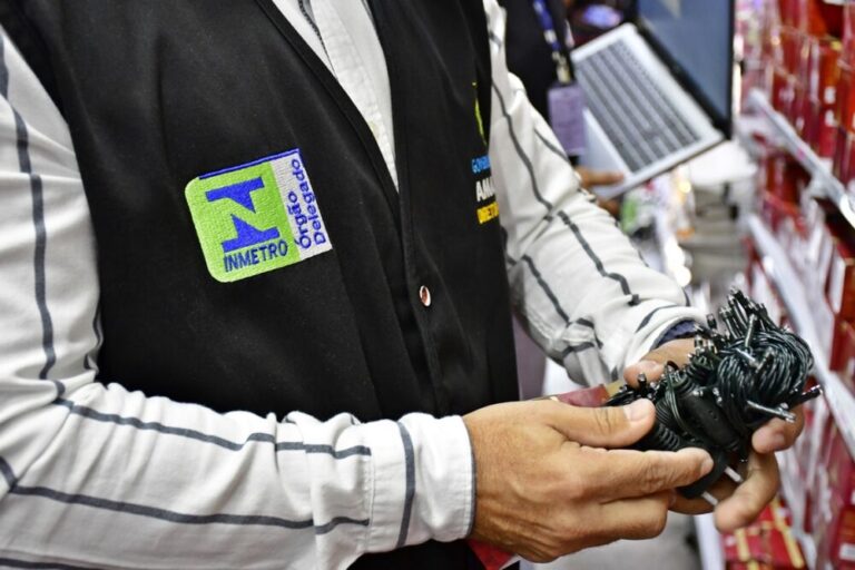 Mais de 2,5 mil itens natalinos irregulares são apreendidos em Manaus