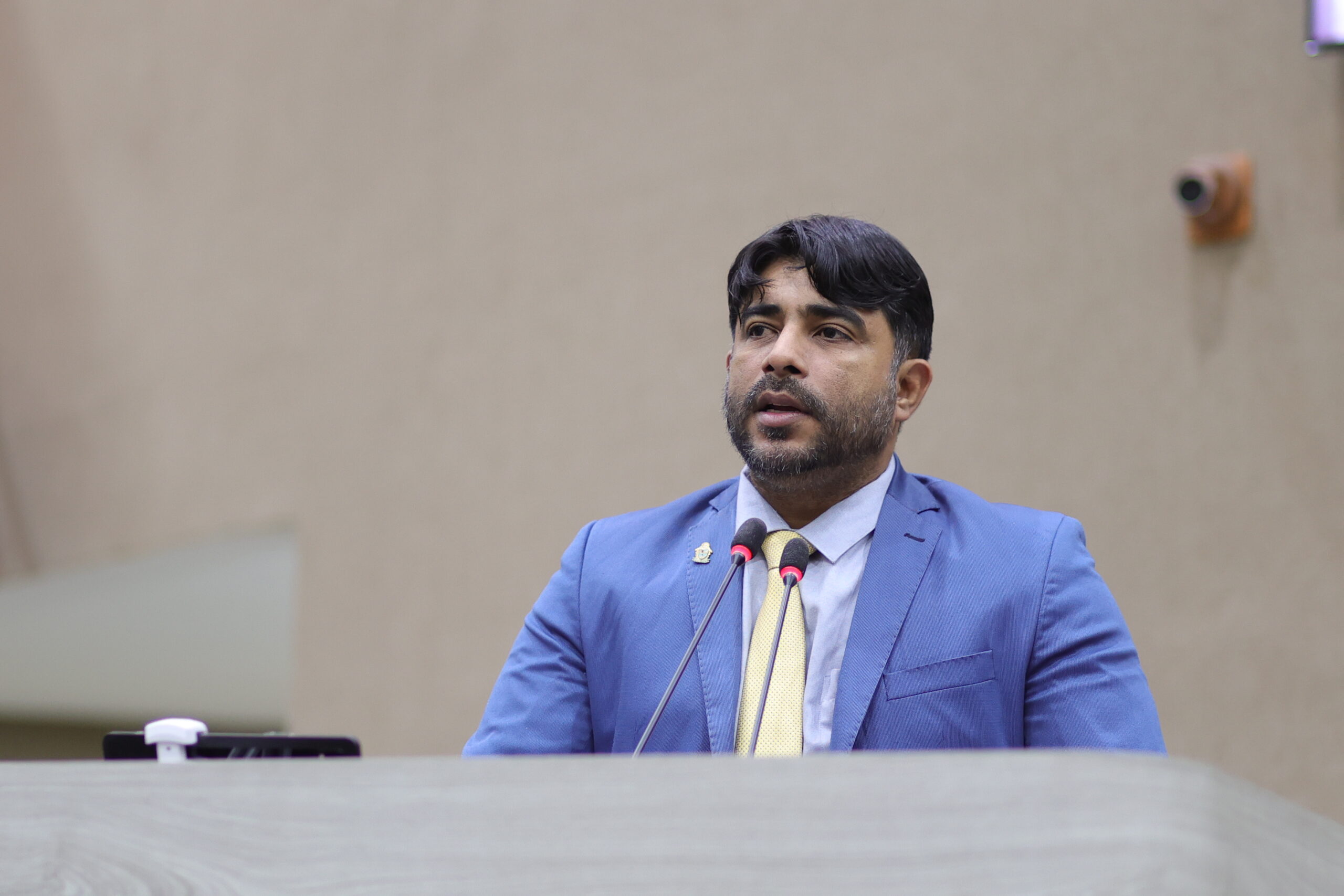 Vereador Dione Carvalho destaca o risco da embriaguez ao volante após acidente envolvendo o sambista Paulo Onça.