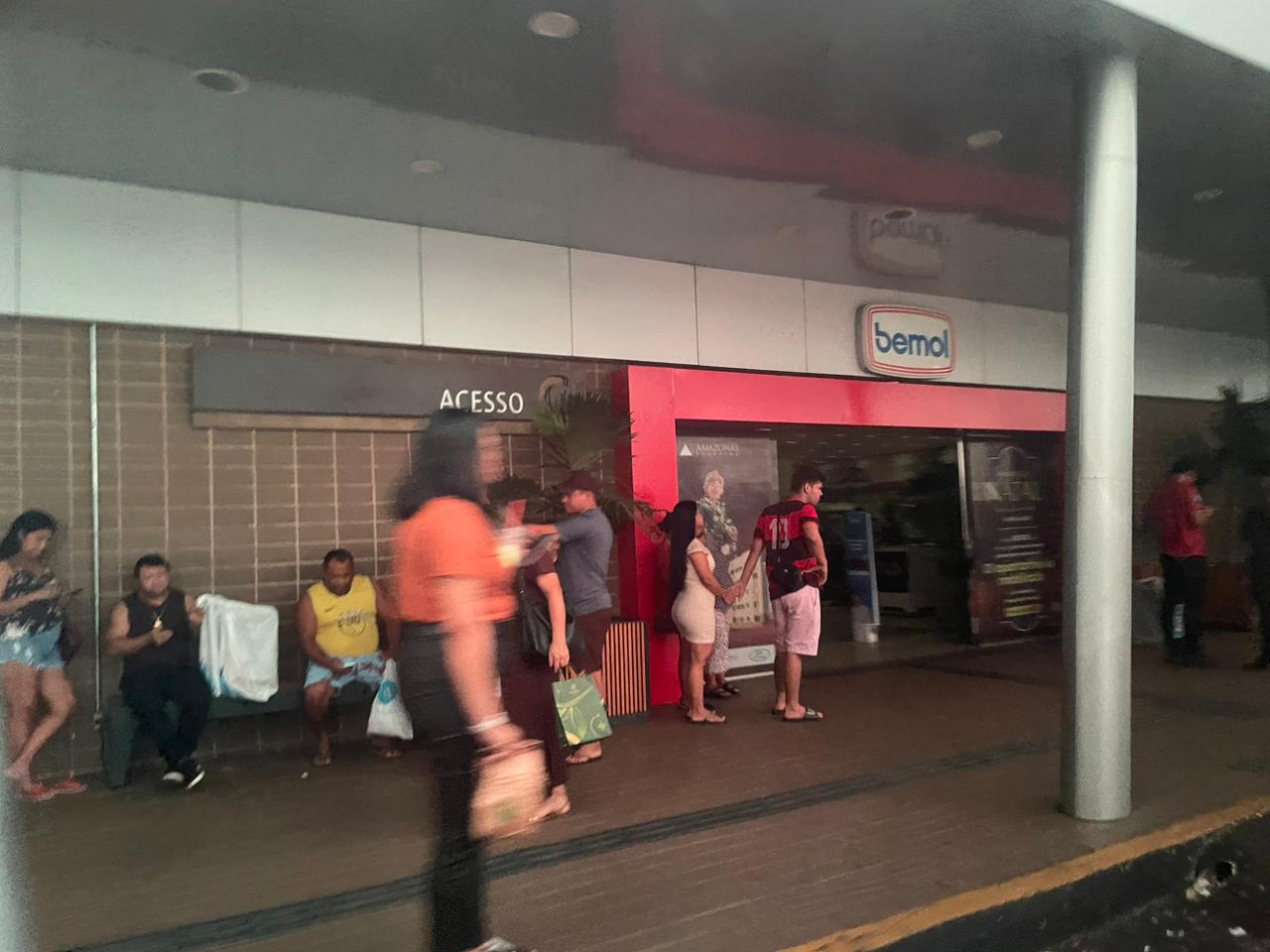 Vereador Dione Carvalho socorre vítima de acidente em loja Bemol, mas enfrenta resistência de funcionário.