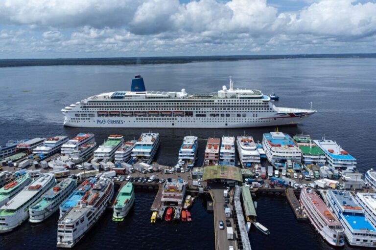 MS Aurora, maior navio da temporada, atraca em Manaus com 1.700 turistas
