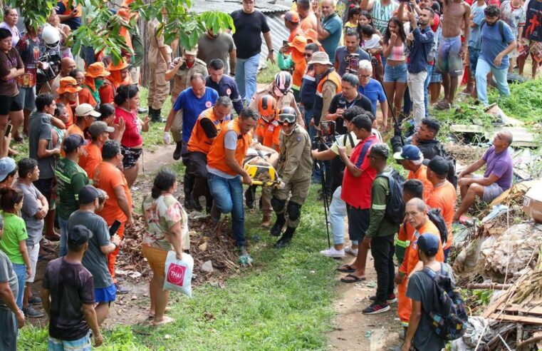 Mulher ainda não sabe que a filha e o marido morreram em deslizamento de terra na zona Centro-Oeste de Manaus