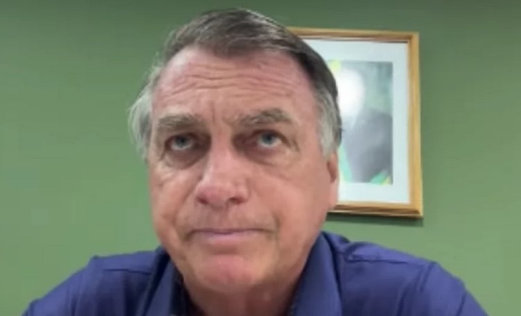 Bolsonaro critica Moraes e diz que poderia fugir do Brasil: ‘Não sou réu’