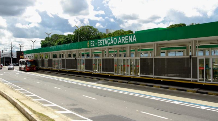 Pai é detido após deixar filha de 5 anos com desconhecido para usar drogas em banheiro de terminal em Manaus