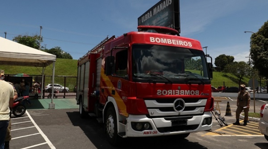 Corpo de Bombeiros se pronuncia sobre cadáver de vítima eletrocutada que caiu durante resgate em Manaus