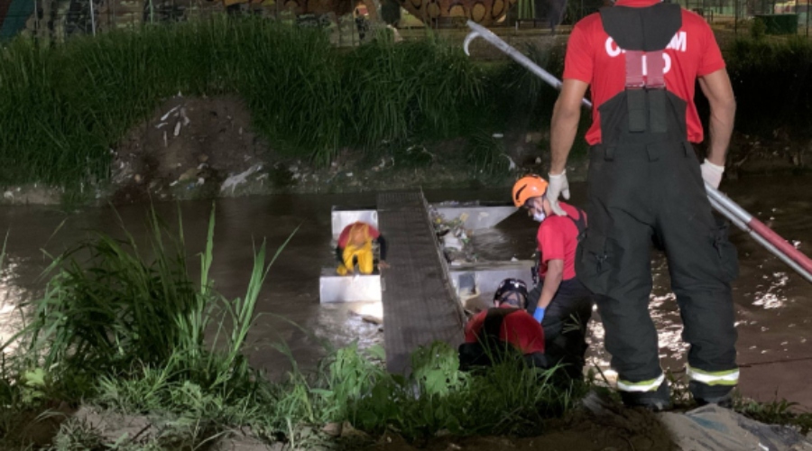 Corpo é encontrado boiando dentro de igarapé em Manaus