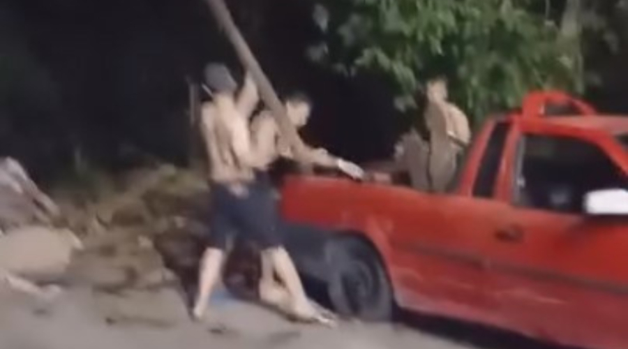 Veja vídeo: homens são flagrados jogando entulho em área verde na zona norte de Manaus