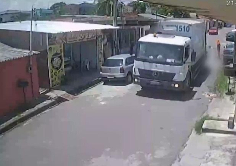 Pais de menina atropelada por caminhão de lixo em Manaus podem responder por abandono de incapaz