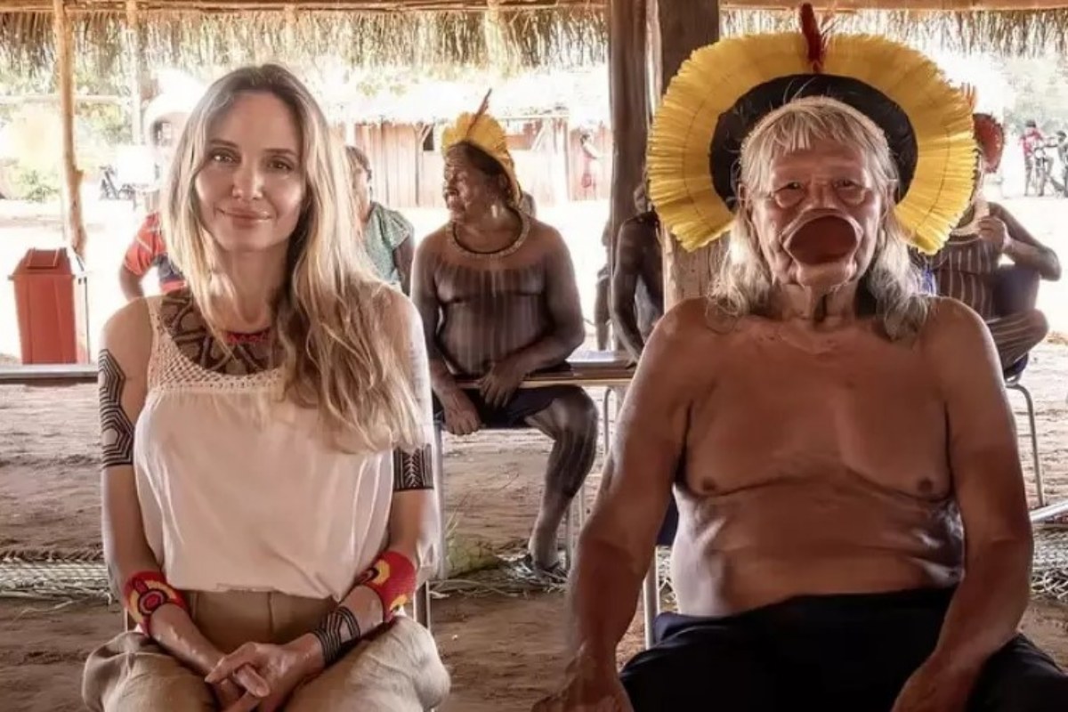 Angelina Jolie conhece cultura indígena em encontro com cacique Raoni no Xingu