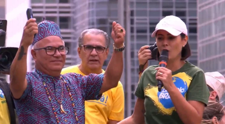 Pai de santo de Anitta participa de protesto na Paulista por anistia aos presos do 8 de Janeiro