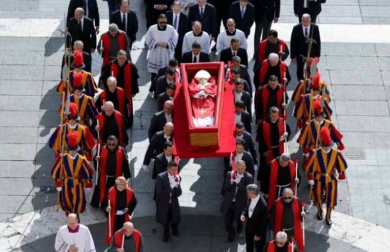Fiéis se despedem de papa Francisco em velório aberto na Basílica de São Pedro