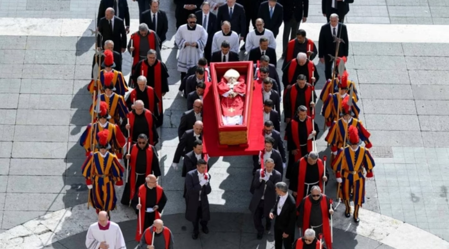 Fiéis se despedem de papa Francisco em velório aberto na Basílica de São Pedro