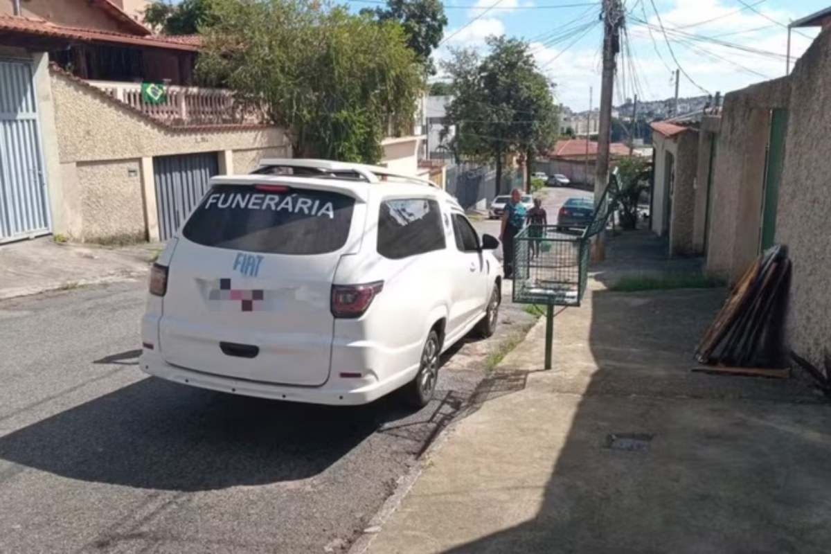 Homem rouba carro de funerária com cadáver dentro