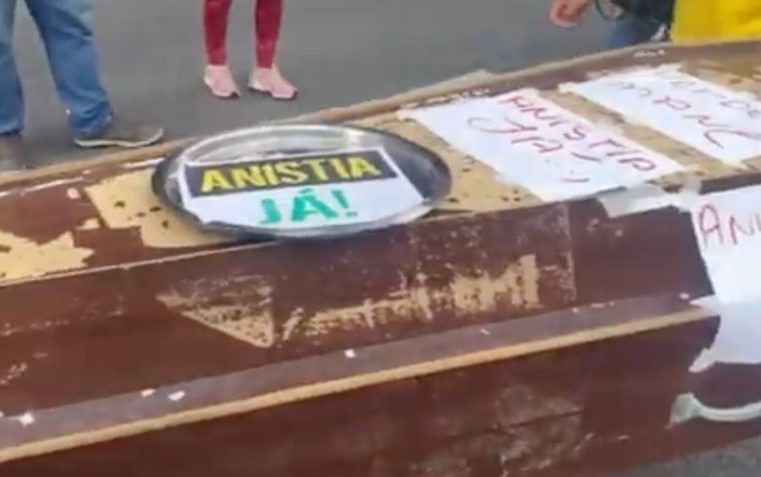 Manifestantes levam “caixão de Moraes” à Avenida Paulista em ato por anistia