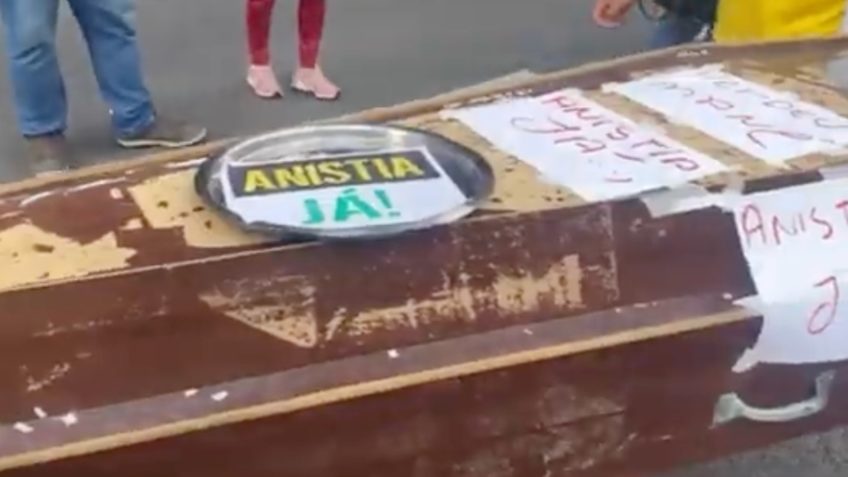 Manifestantes levam “caixão de Moraes” à Avenida Paulista em ato por anistia