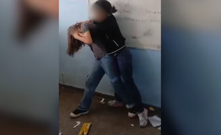 Puxões de cabelo e caos: sala de aula de escola municipal vira ringue em Manaus