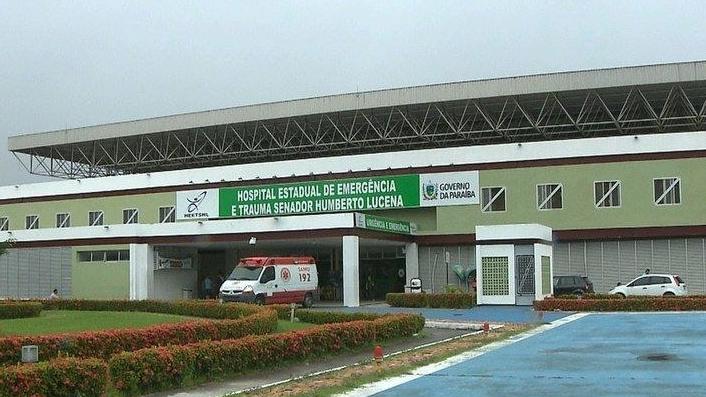 Homem é internado em hospital e passa por cirurgia para retirar coco do ânus
