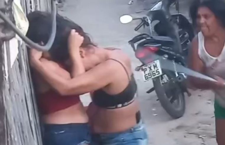 Assista: Duas “blindadas” saem na porrada, e a mãe de uma delas tenta apartar com um pedaço de madeira.