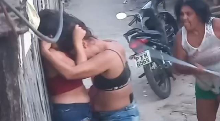 Assista: Duas “blindadas” saem na porrada, e a mãe de uma delas tenta apartar com um pedaço de madeira.