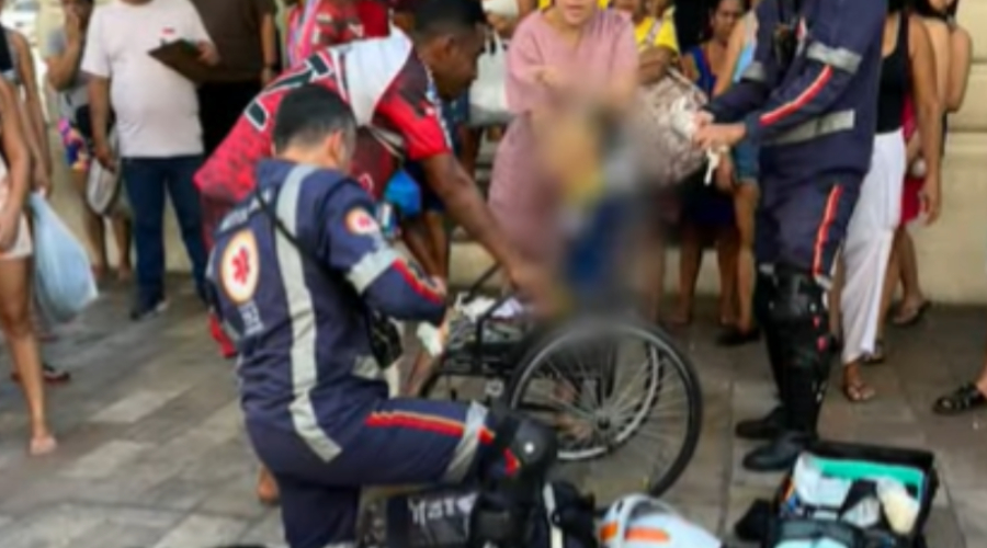 Homem detido por empurrar avô morto em cadeira de rodas no Centro de Manaus é solto