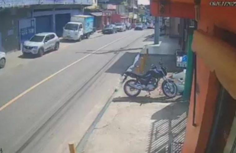 Carro desgovernado atropela homem e bebê em Avenida de Manaus; motorista foge do local