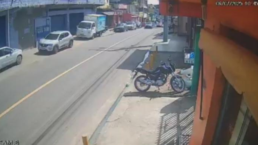 Carro desgovernado atropela homem e bebê em Avenida de Manaus; motorista foge do local