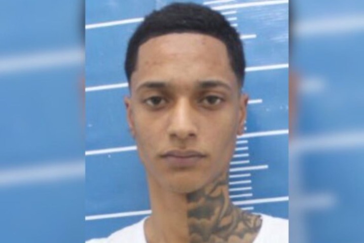 Oruam pinta cabelo de preto após entrar em presídio por exigência do sistema