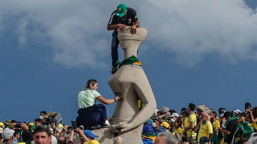Moraes mantém condenação de cabeleireira a 14 anos de prisão por pichar estátua com batom no 8 de janeiro