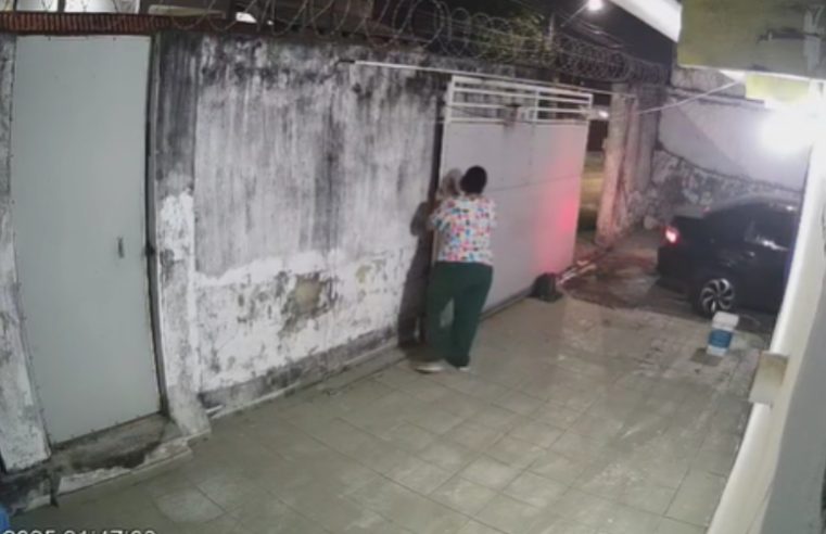 Família é surpreendida por criminoso e tem carro roubado na garagem em Manaus; Veja