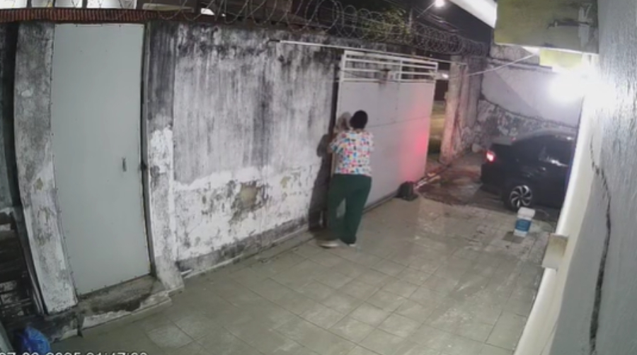 Família é surpreendida por criminoso e tem carro roubado na garagem em Manaus; Veja