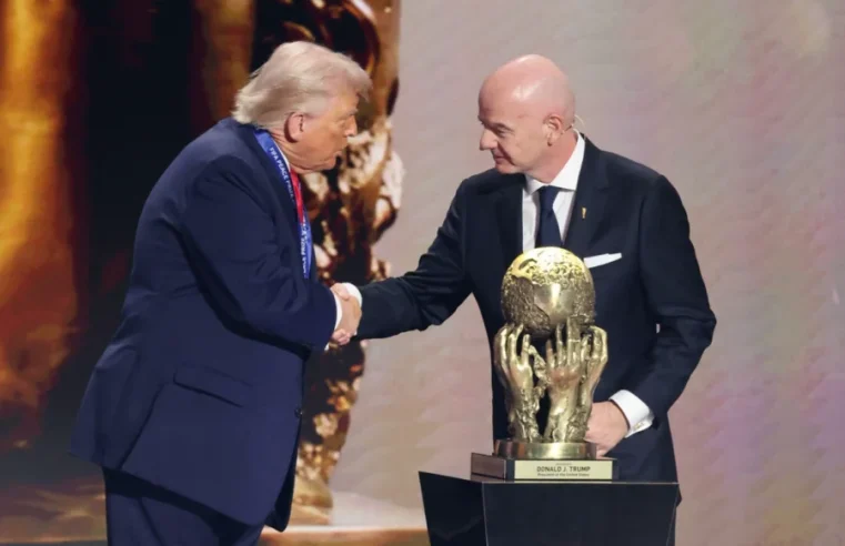 Donald Trump é agraciado com Prêmio da Paz da Fifa no sorteio da Copa do Mundo 2026