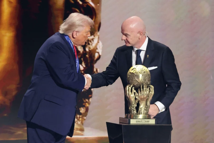 Donald Trump é agraciado com Prêmio da Paz da Fifa no sorteio da Copa do Mundo 2026