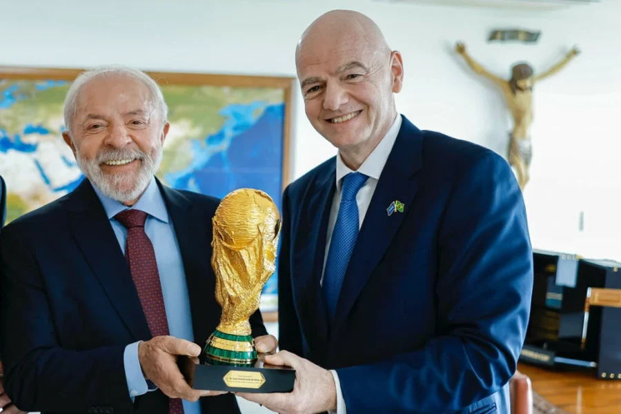 Lula recebe presidente da Fifa no Planalto e discute Copa Feminina de 2027 e Mundial de Clubes