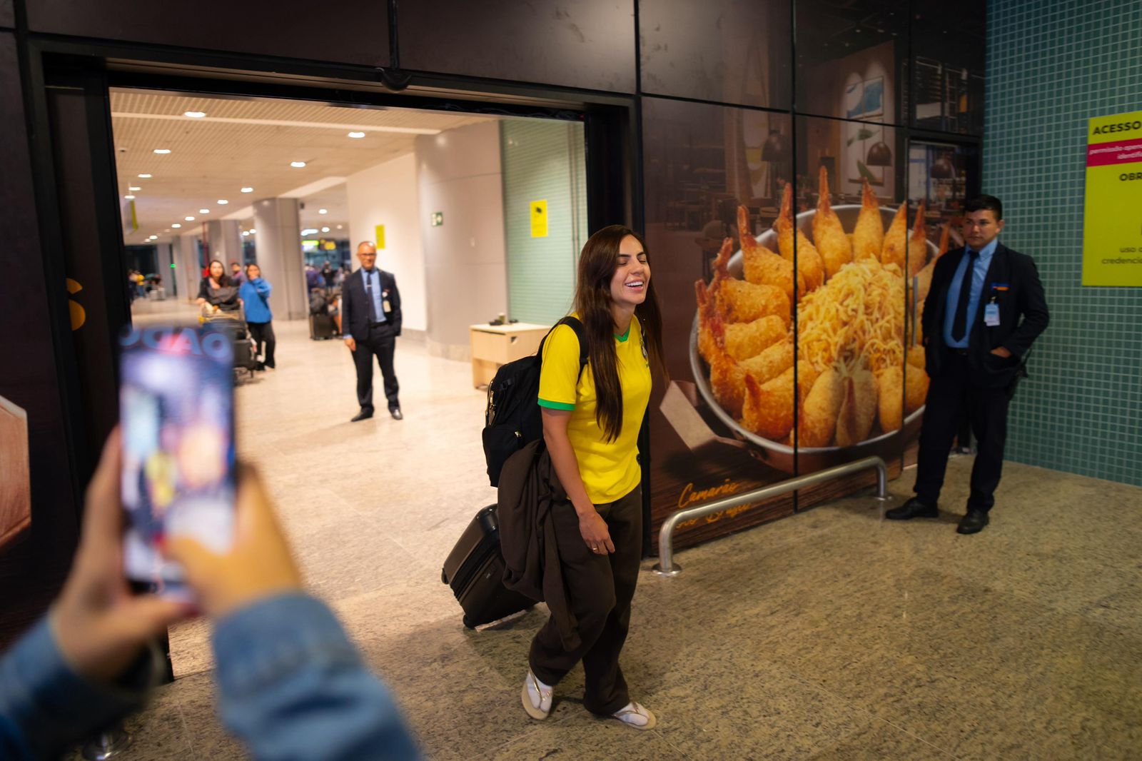 Apoiadores da direita recepcionam Débora Menezes na chegada a Manaus