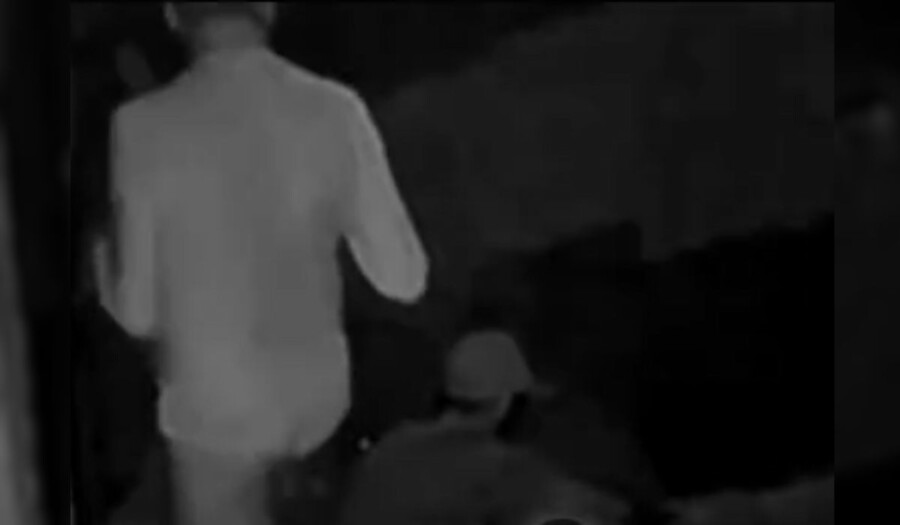 Pastor é novamente flagrado de calcinha abordando moradores de rua em via pública