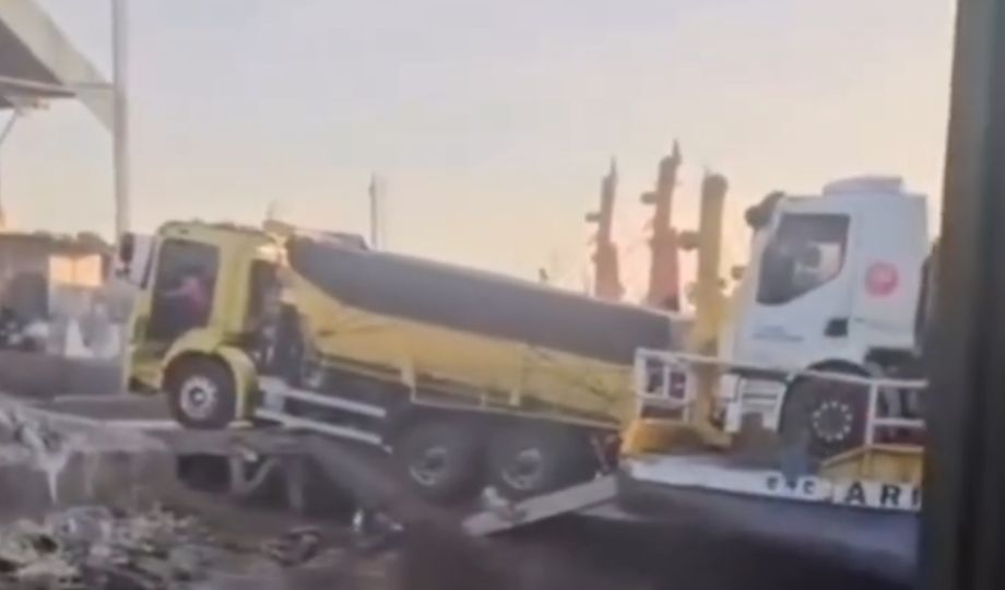 Caçamba fica presa após plataforma ceder no Porto da Ceasa em Manaus