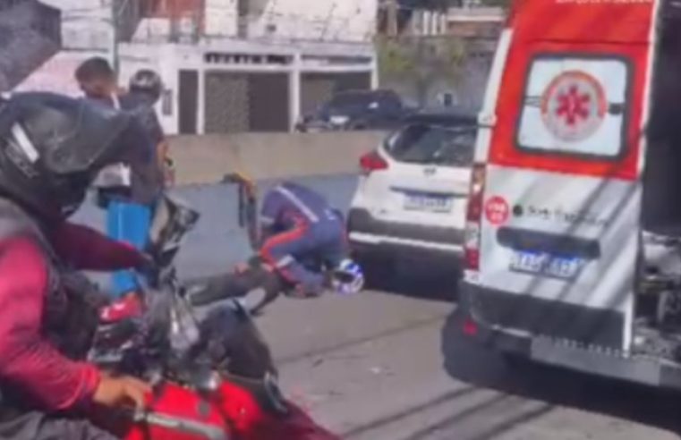 Motociclista fica ferido após bater na traseira de carro na Avenida Darcy Vargas em Manaus