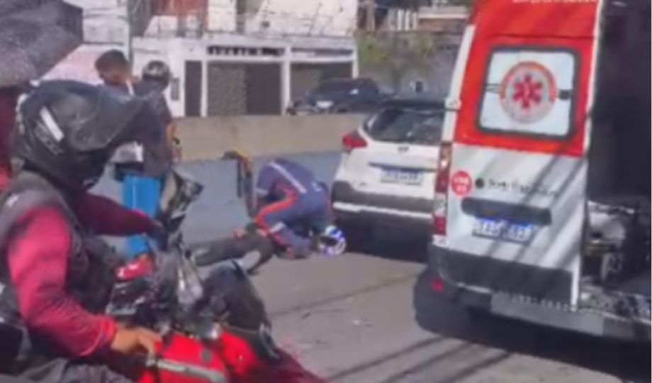 Motociclista fica ferido após bater na traseira de carro na Avenida Darcy Vargas em Manaus