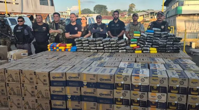 Mais de 120 kg de drogas escondidos em pneus e sofá são apreendidos em barco no AM