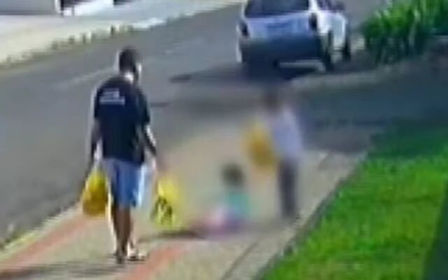 Pai que chutou filha de 3 anos é preso após polícia apontar histórico de agressões
