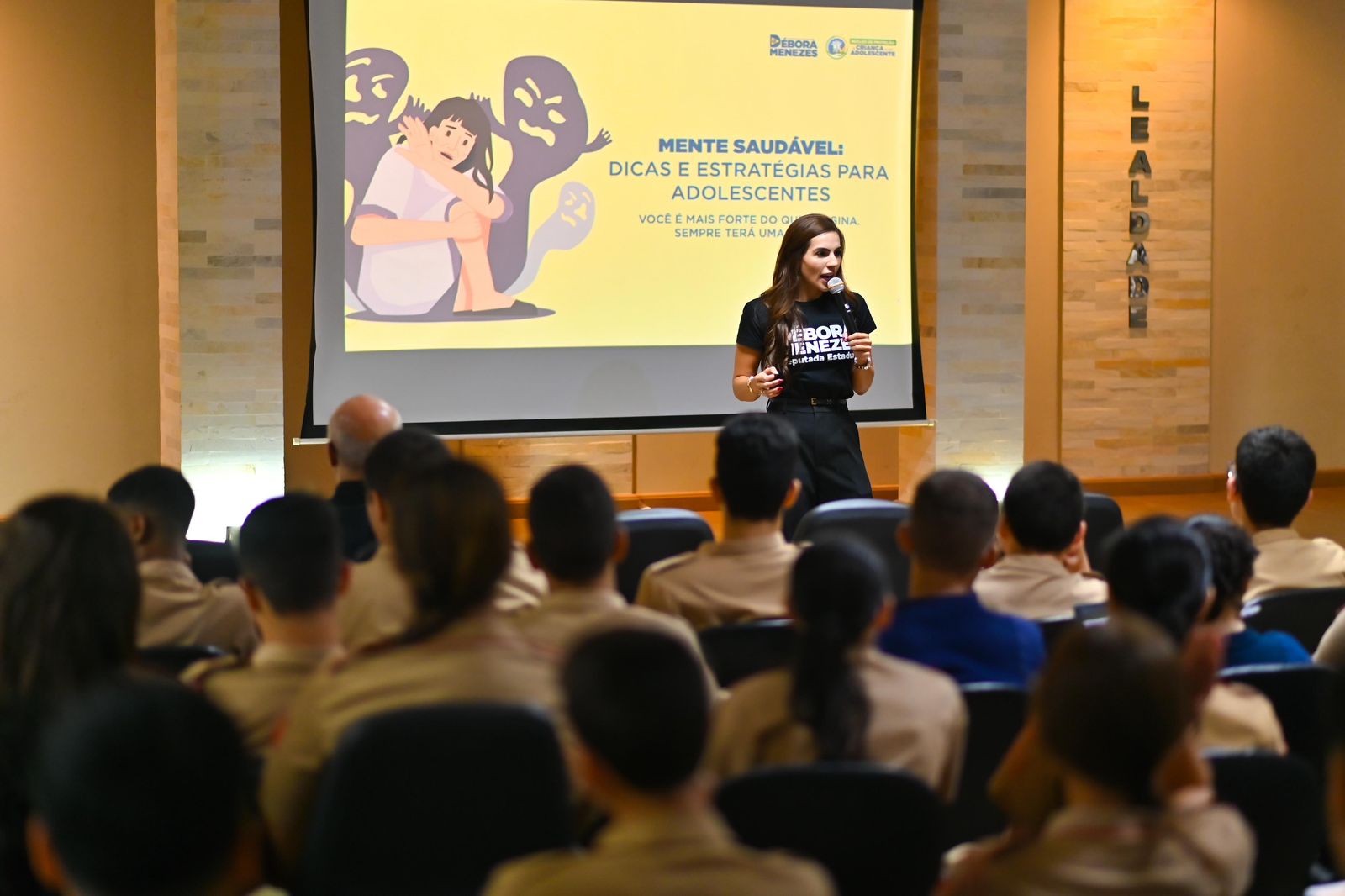 Débora Menezes alerta famílias para sinais de sofrimento emocional entre adolescentes