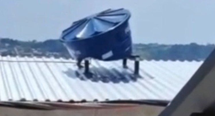 Alta temperatura faz caixa d’água parecer “derreter” sobre telhado de casa na Zona Norte de Manaus